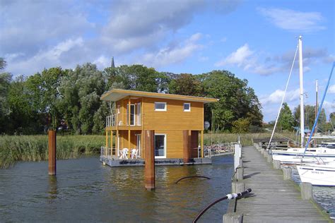 Hausboote und schwimmende Ferienhäuser in Mecklenburg mieten.